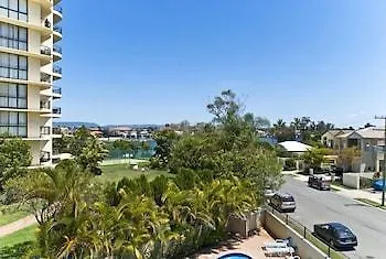 Апарт-отель Budds Beach Apartments Серферс Парадайс