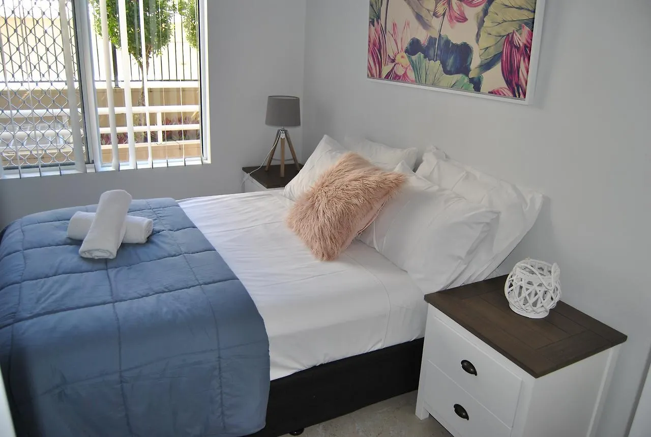 Апарт-отель Budds Beach Apartments Серферс Парадайс