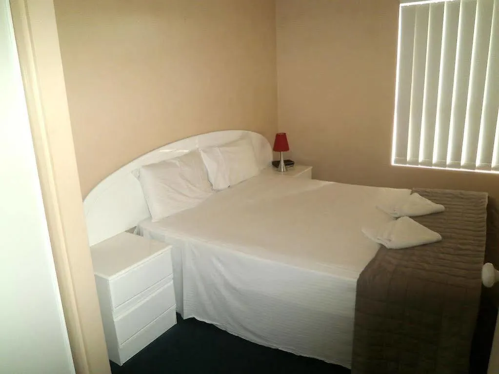 Апарт-отель Budds Beach Apartments Серферс Парадайс